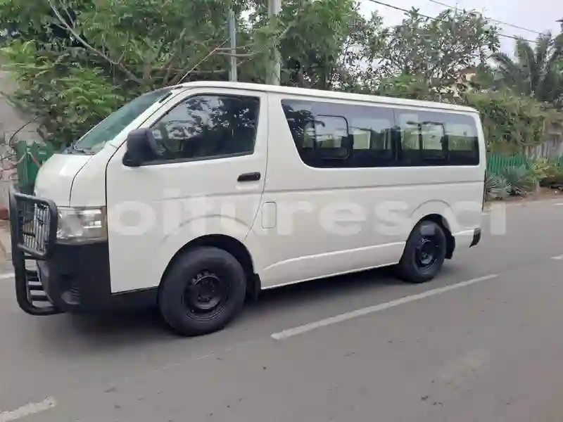 Toyota Hiace0