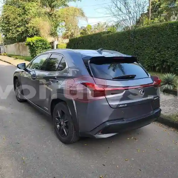 Lexus UX - Vue 4