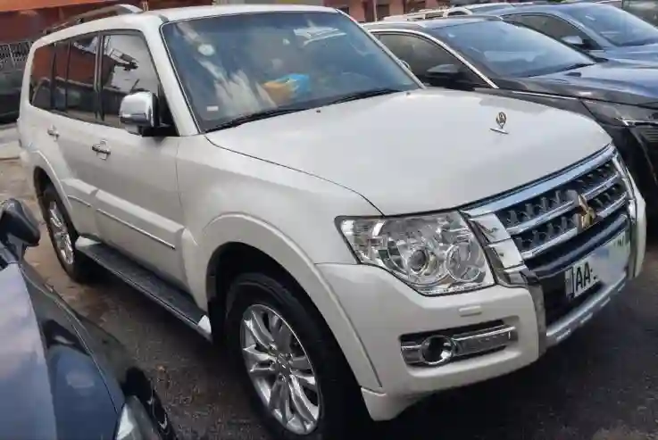 Vend Mitsubishi Pajero 38v6 GLS 2023 - Vue 4