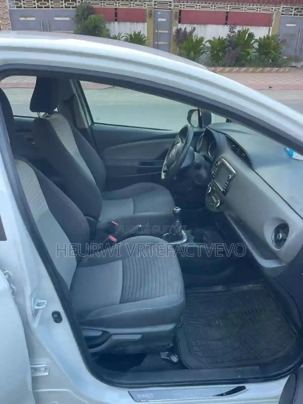 Toyota Yaris 15 Sedan L 2020 Blanc - Vue 4