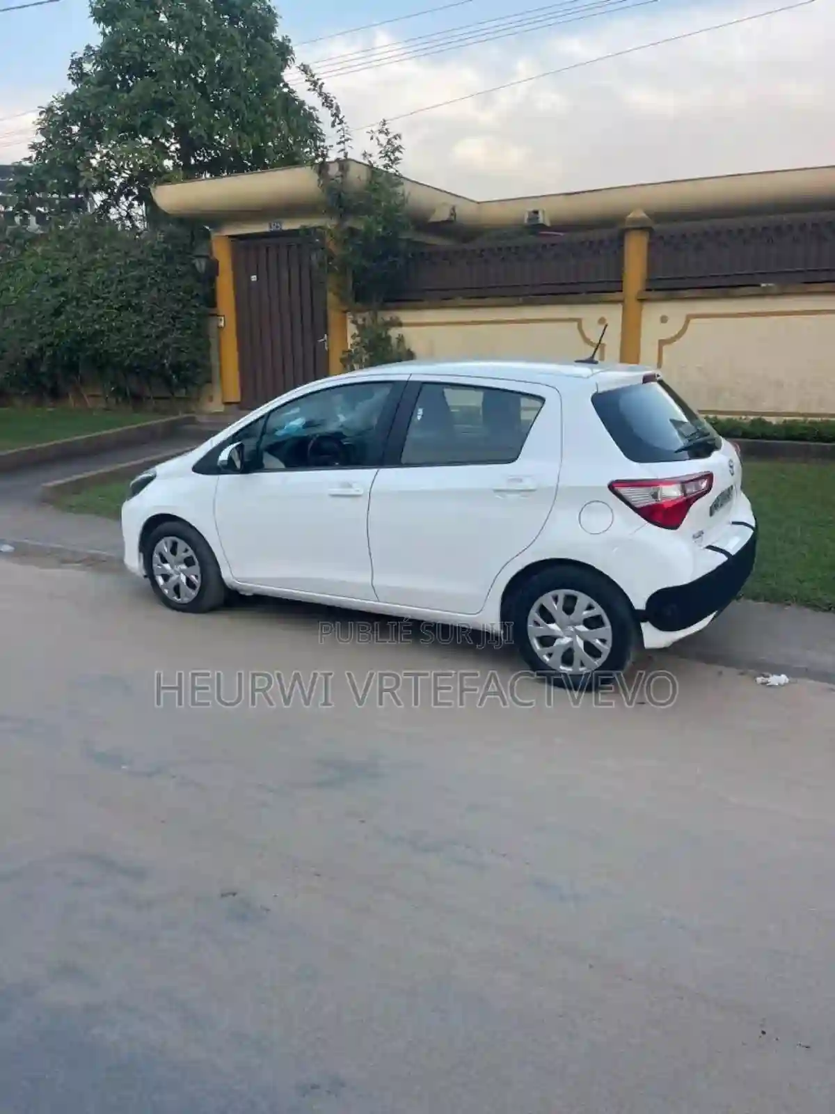 Toyota Yaris 15 Sedan L 2020 Blanc - Vue 5