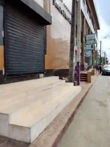 Des Magasins a Usage Professionnel a la Riviera 2 - Vue 3