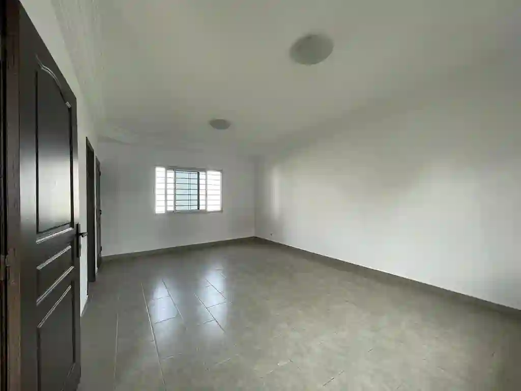 LOCATION – MAISON BASSE 4 PIÈCES Cité Les FIGUIERS – Cocody