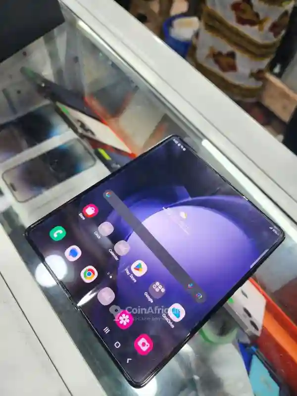 Samsung Galaxy Z Fold 5 256 Gigas et 12 Giga s - Vue 3