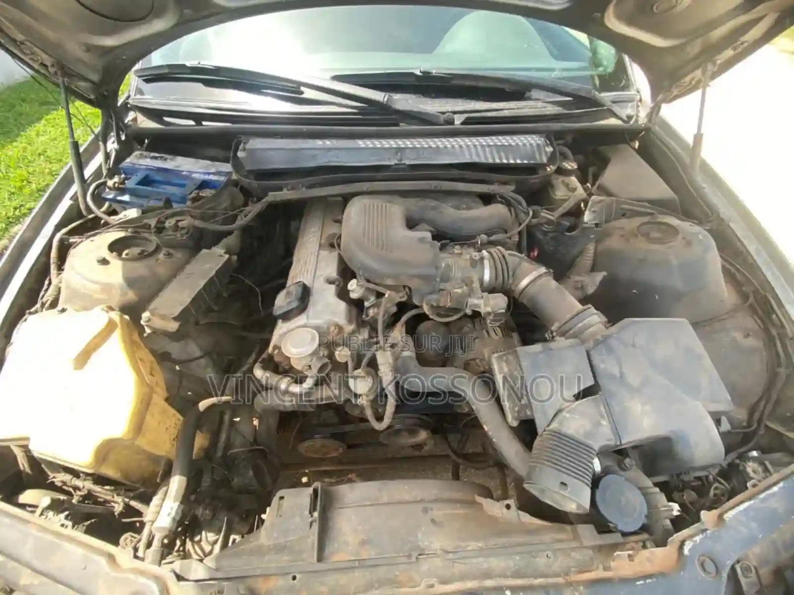 BMW 318i 2000 Gris - Vue 3
