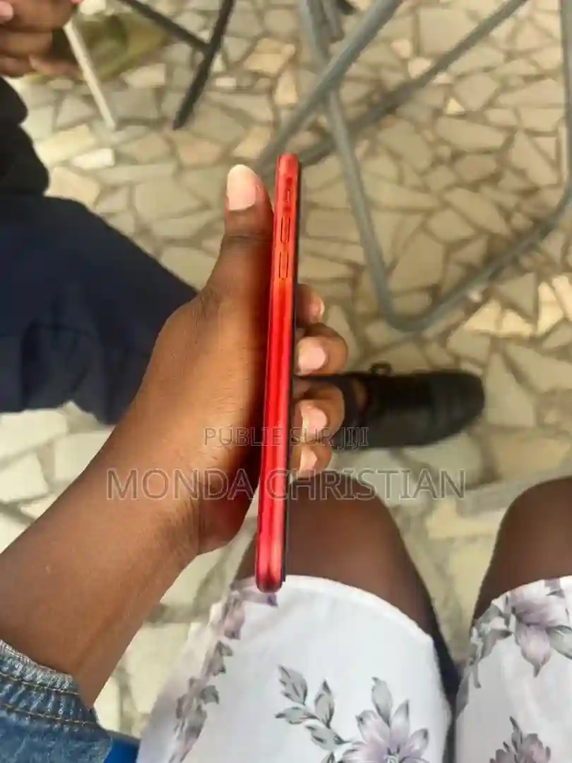 Apple Iphone 11 64 GB Rouge - Vue 5