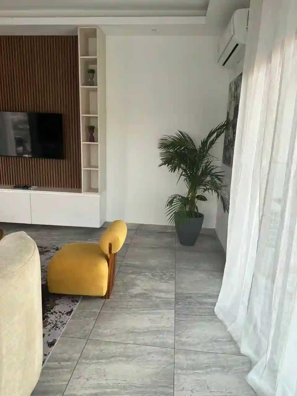 Appartement meublé 3 pièces au quatrième étage avec ascenseur.