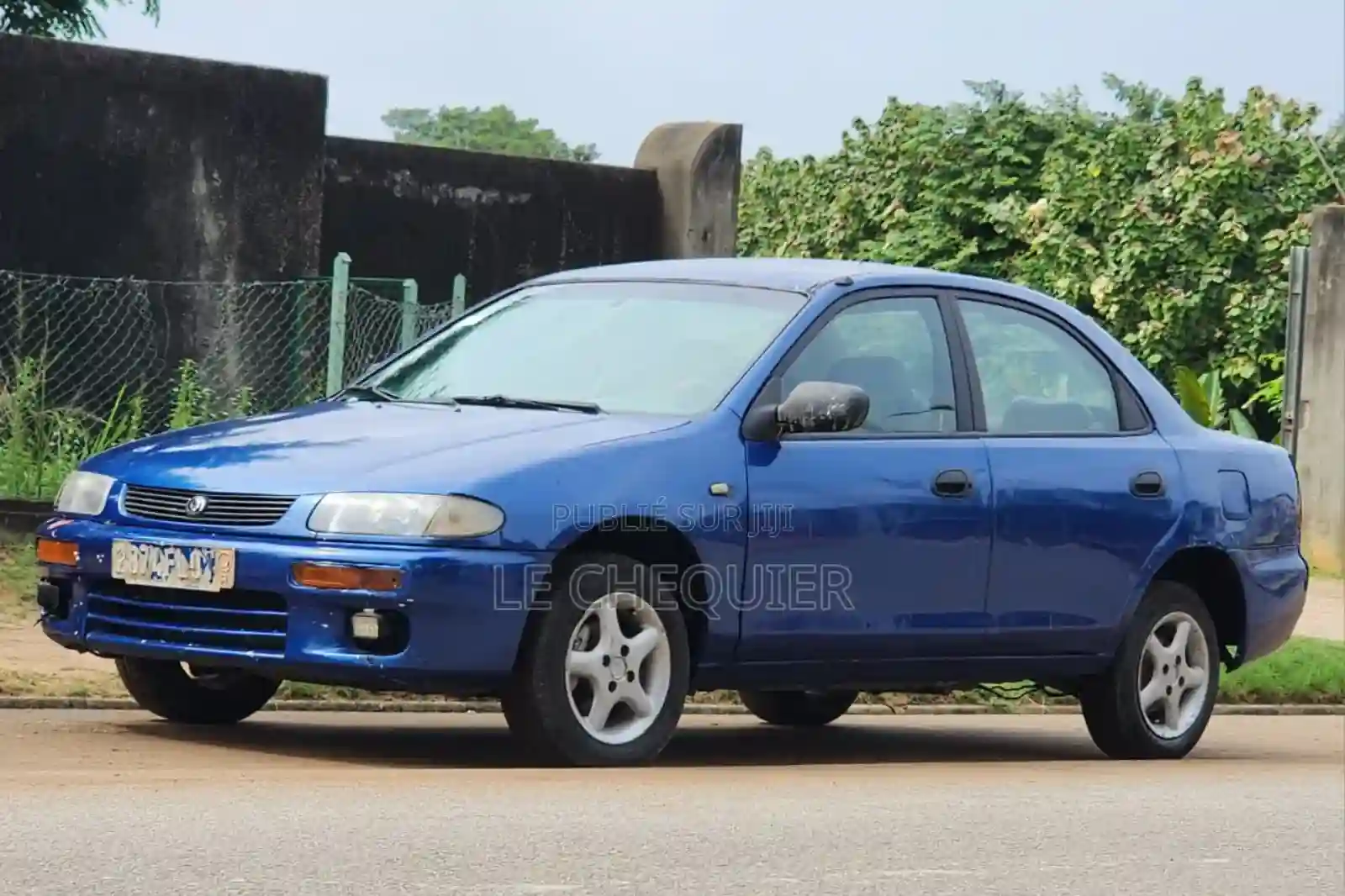 Mazda 323 20 2001 Bleu - Vue 4