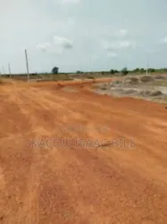 Terrain En Vent En Bordure De La Nouvelle À Assinie