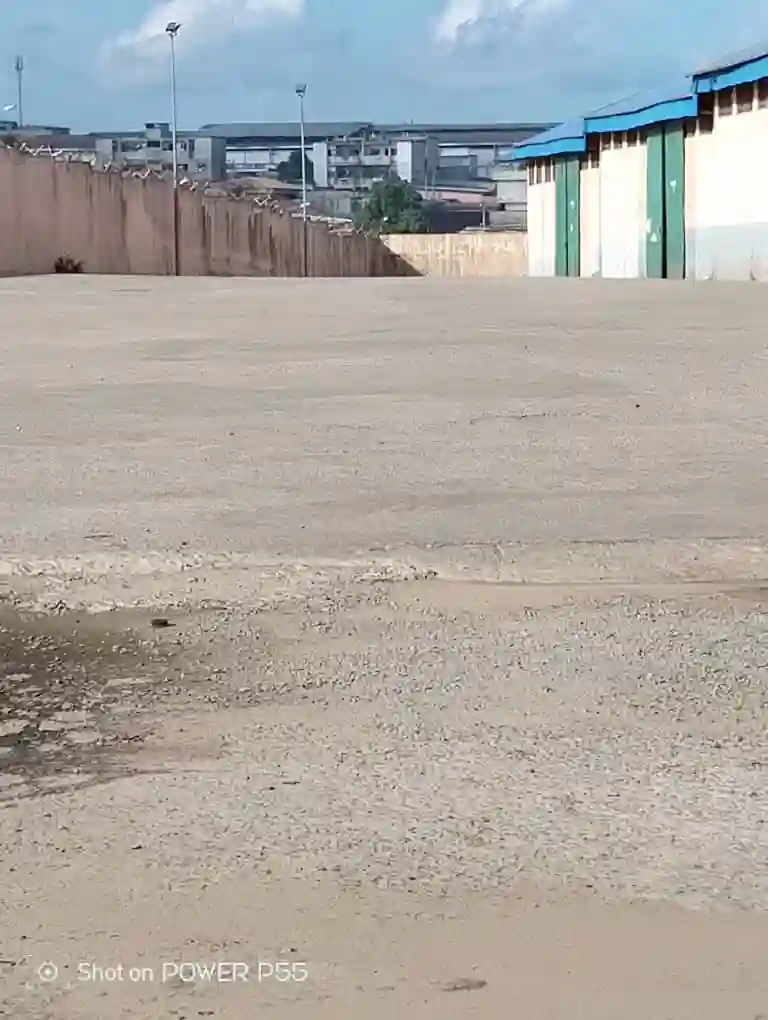 Location D’un Entrepôt en Zone Industrielle de Yop