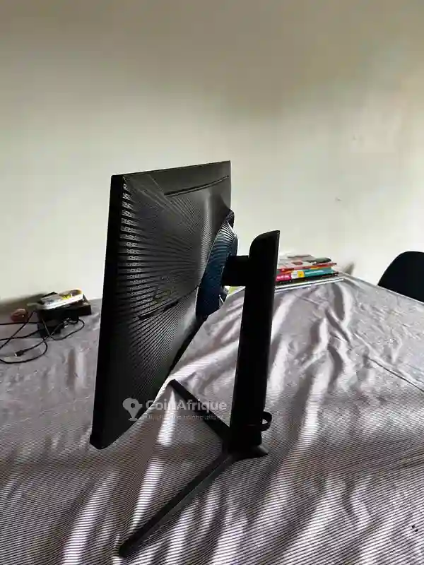 Moniteur Samsung Odyssey G4 - Vue 2
