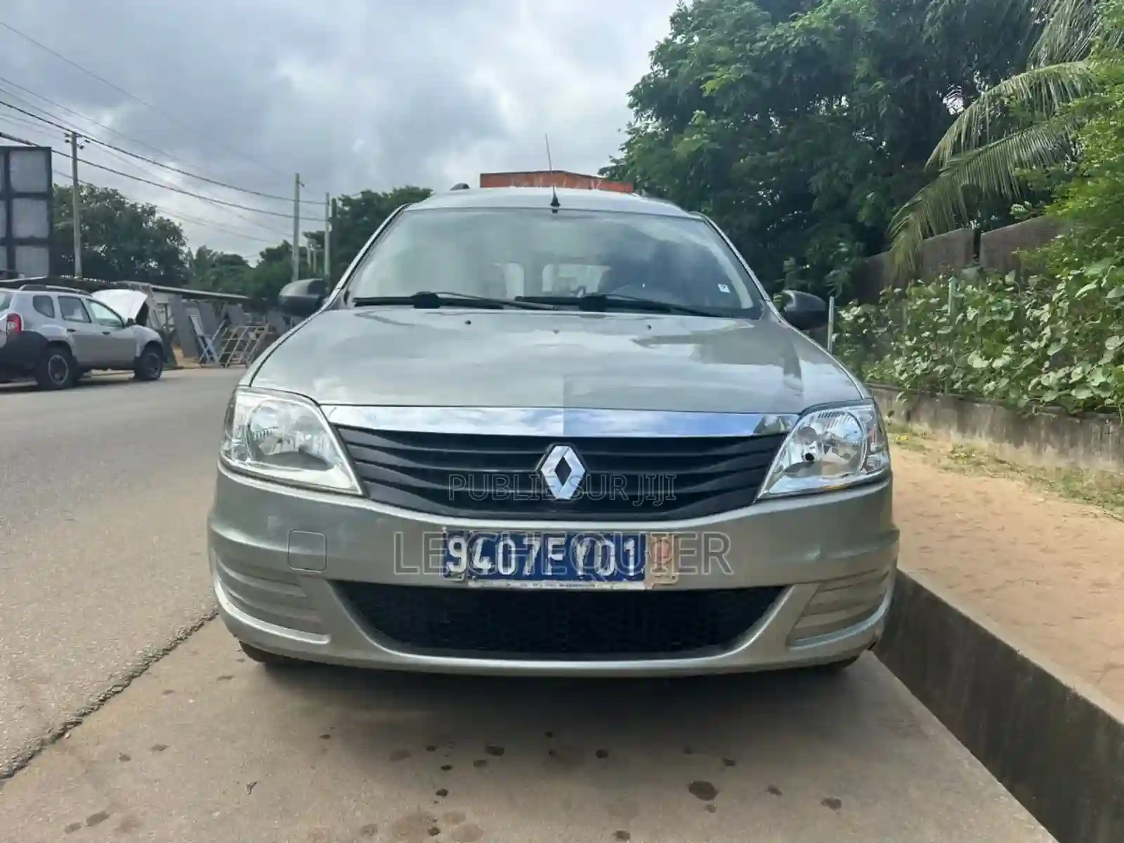 Renault Logan 2013 Gris - Vue 3