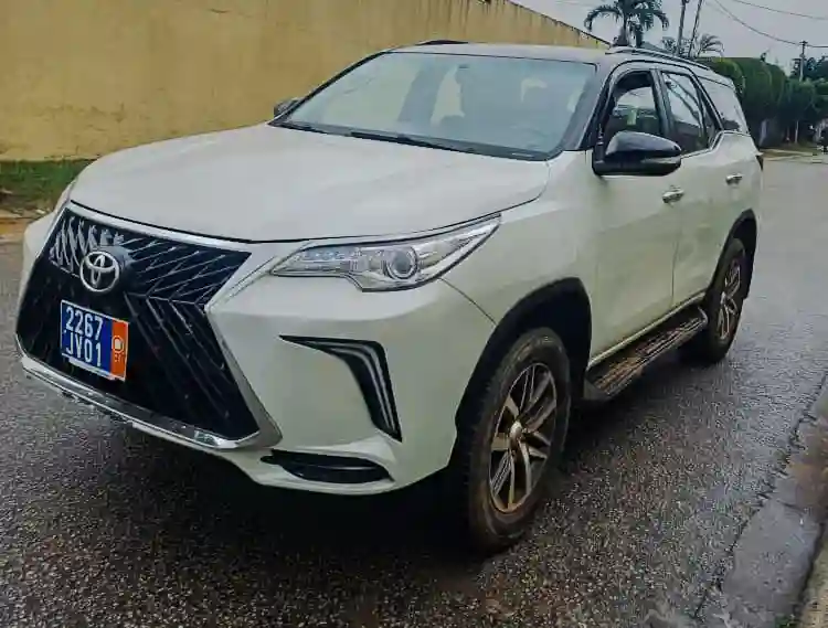 Toyota Fortuner 2018 (7places) - Vue 1