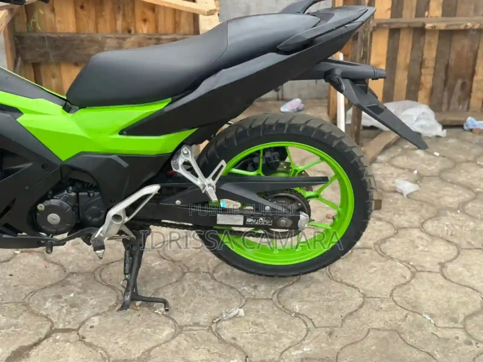 Honda Hornet 2024 Noir - Vue 2
