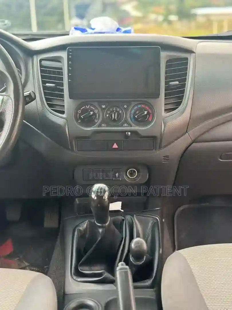 Mitsubishi L200 2023 Noir Mat - Vue 2