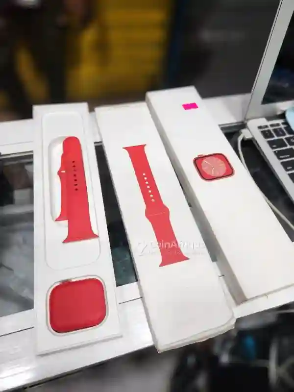Apple Watch Série 8 45mm - Vue 1