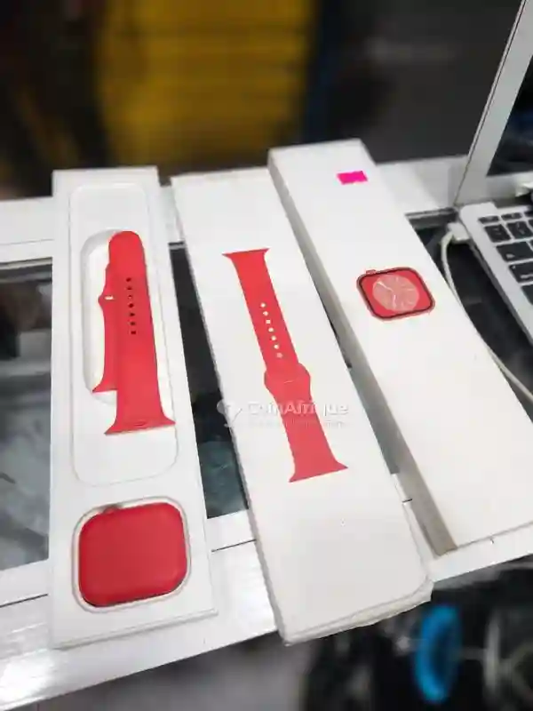 Apple Watch Série 8 45mm - Vue 2