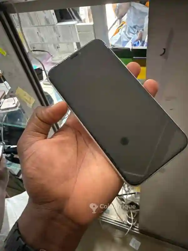 Iphone XR Sans id Arrière Fissuré - Vue 3