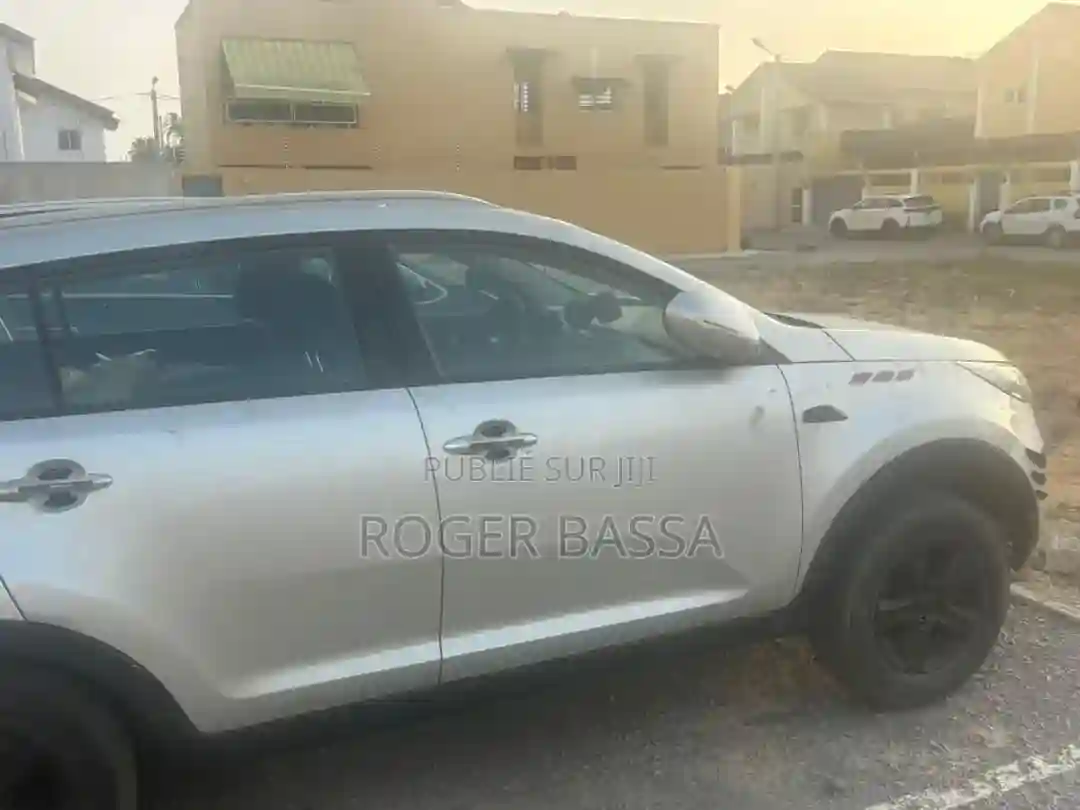 Kia Sportage Hybrid 2023 Gris - Vue 3