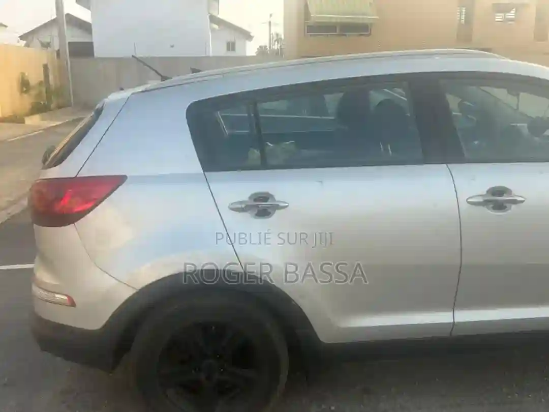 Kia Sportage Hybrid 2023 Gris - Vue 4