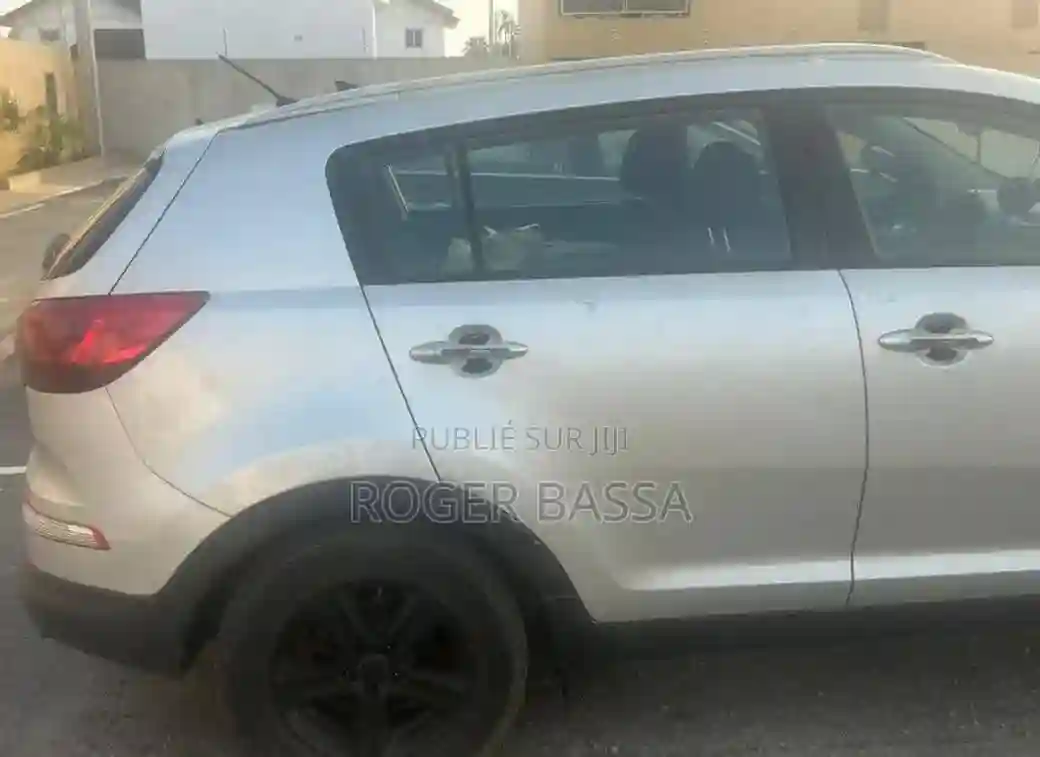 Kia Sportage Hybrid 2023 Gris - Vue 8