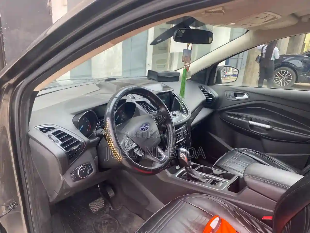 Ford Escape SE 4x4 2019 Noir - Vue 4