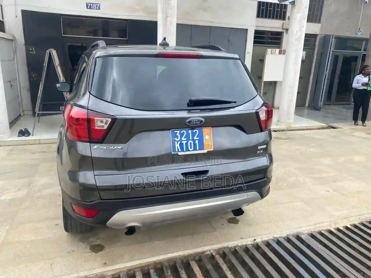 Ford Escape SE 4x4 2019 Noir - Vue 5