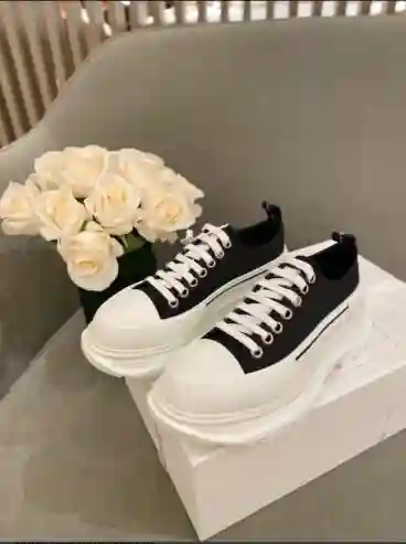 Fournisseur Habits et Sneakers de Marque - Vue 1