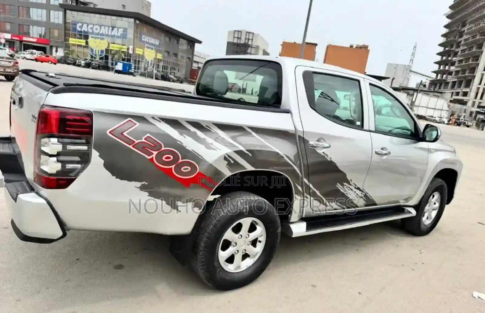 Mitsubishi L200 2022 Gris - Vue 3