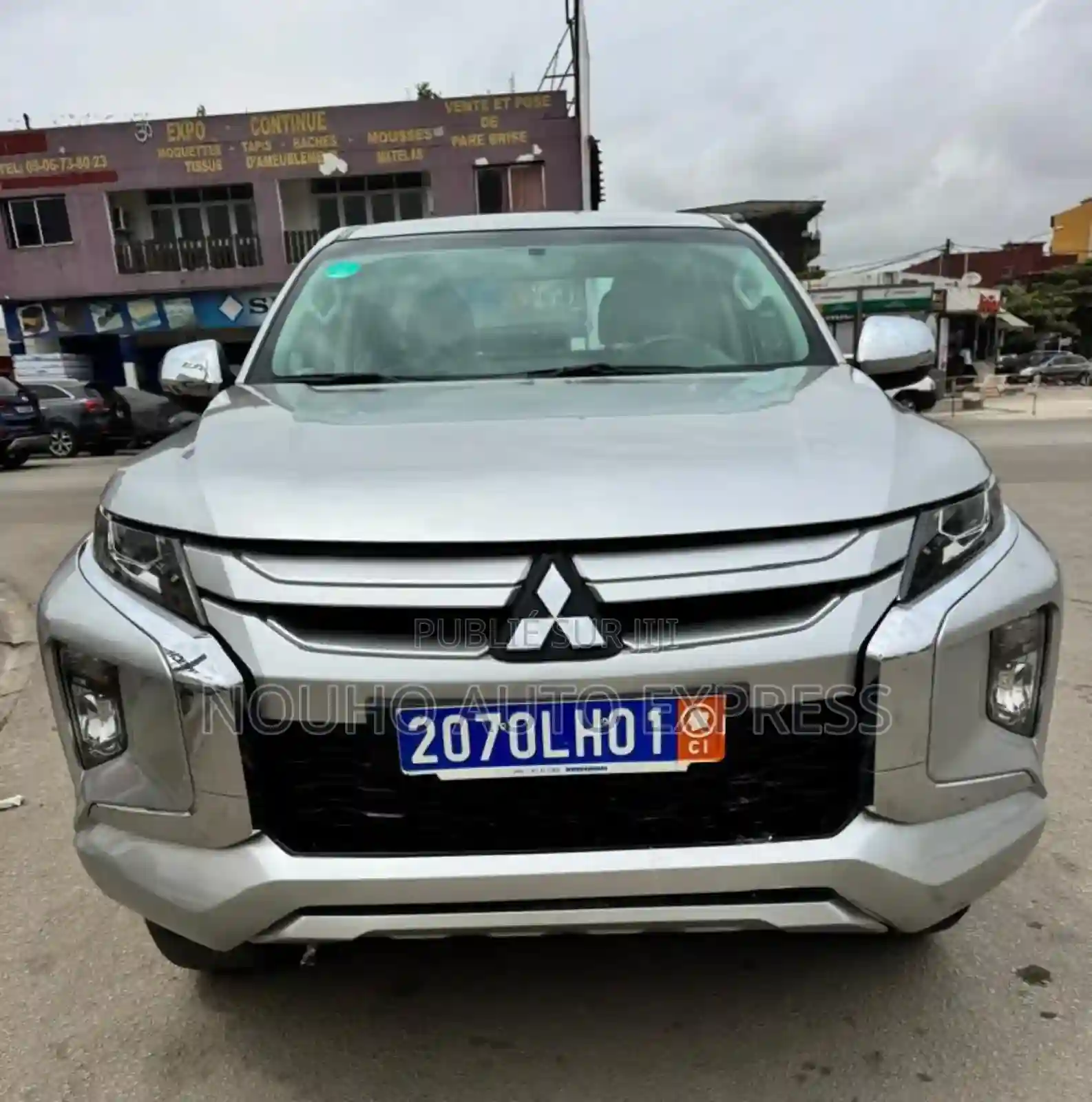 Mitsubishi L200 2022 Gris - Vue 4