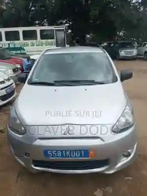 Mitsubishi Mirage 2016 Gris - Vue 3