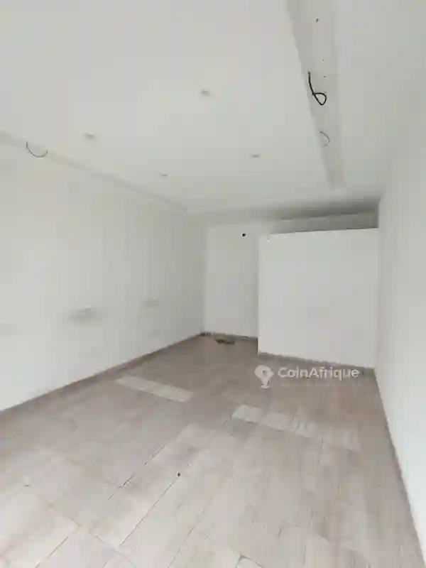 Location Magasin Avec Toilette- Cocody 2 Plateaux 7eme Tranche - Vue 1
