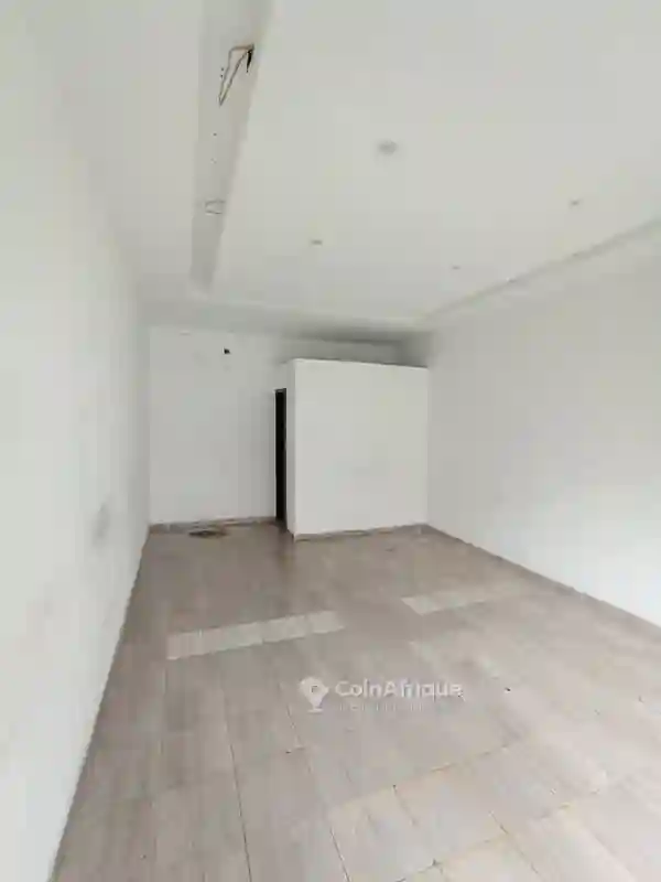 Location Magasin Avec Toilette- Cocody 2 Plateaux 7eme Tranche - Vue 5