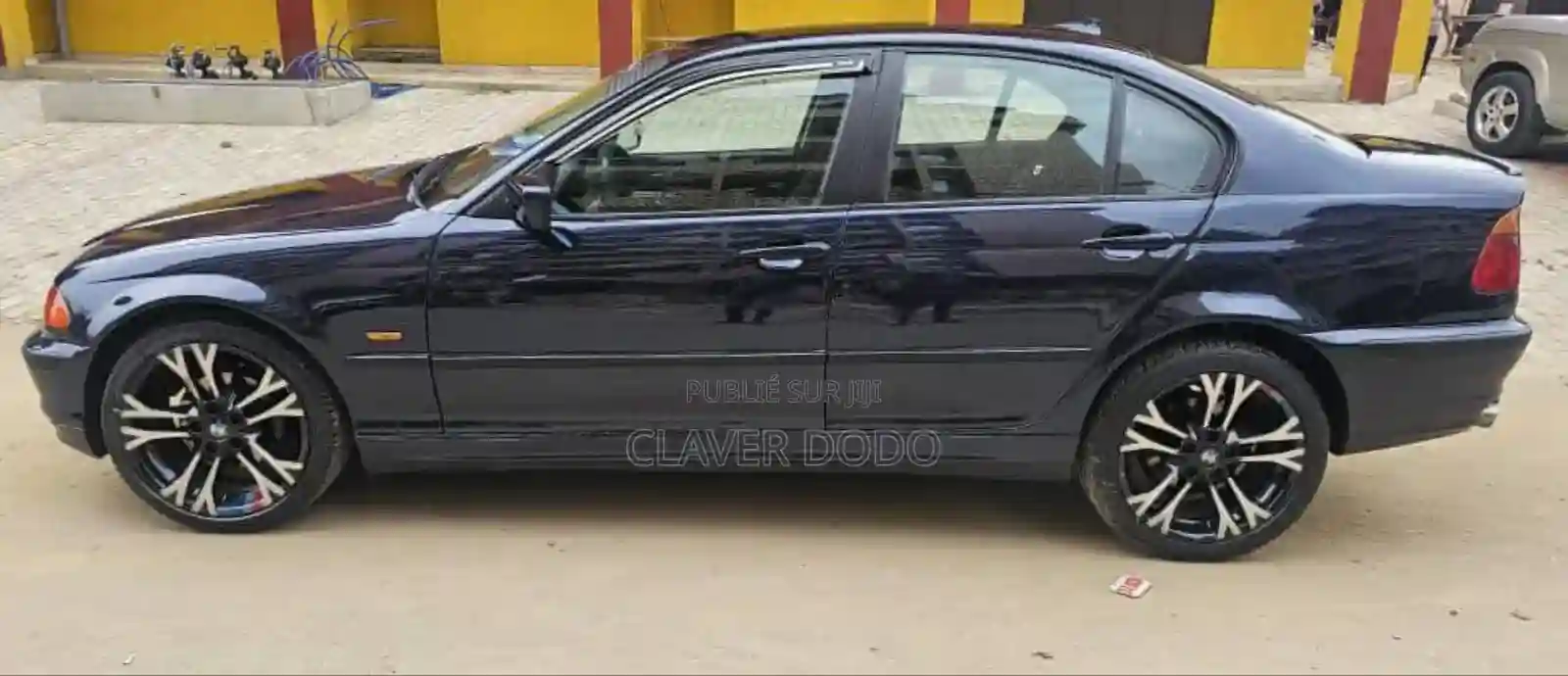 BMW 318i 2004 Noir - Vue 4