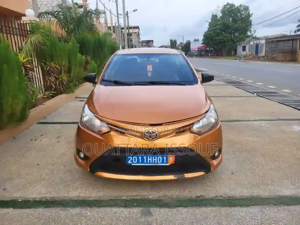 Toyota Yaris L Hatchback 3dr 2016 Jaune - Vue 1
