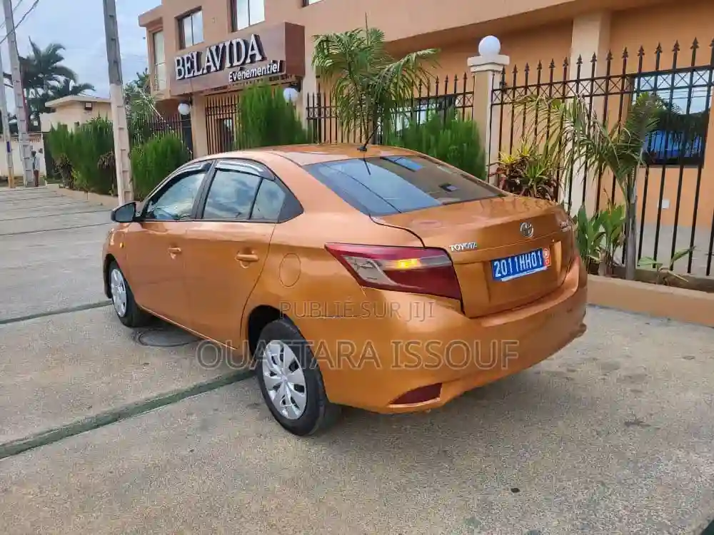 Toyota Yaris L Hatchback 3dr 2016 Jaune - Vue 3