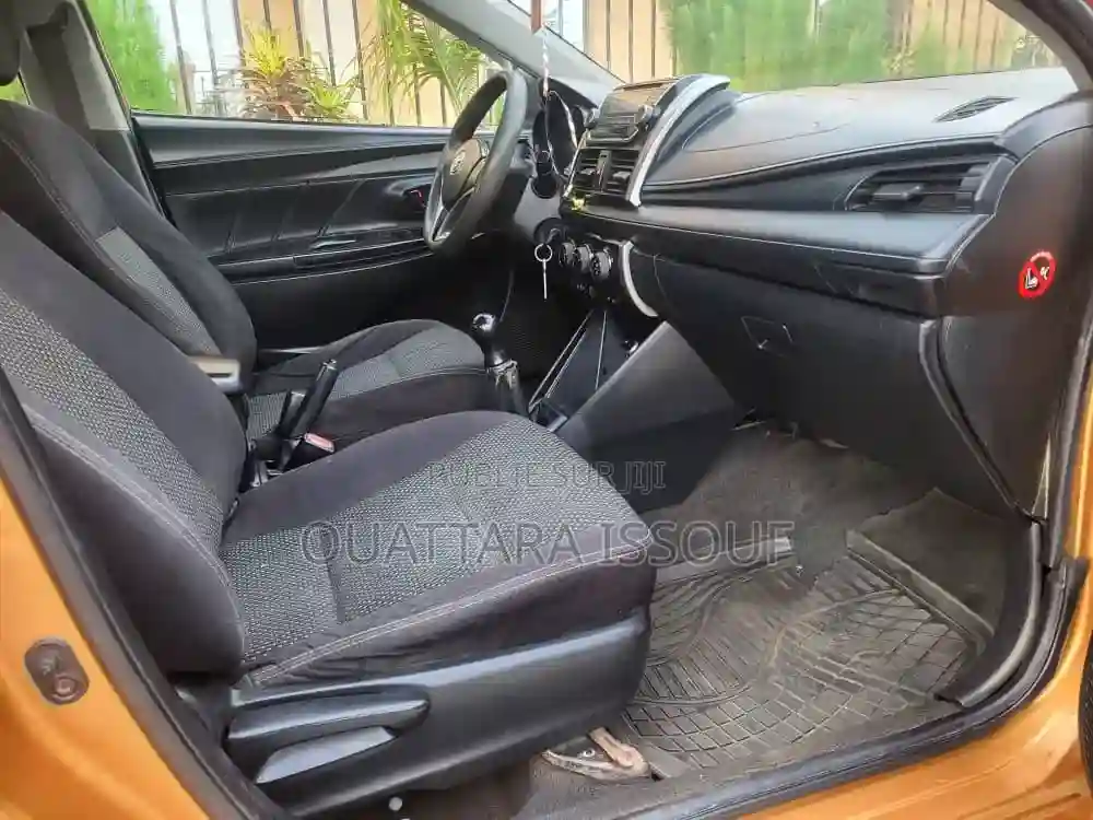 Toyota Yaris L Hatchback 3dr 2016 Jaune - Vue 4