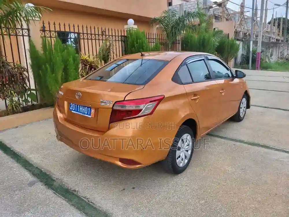 Toyota Yaris L Hatchback 3dr 2016 Jaune - Vue 5