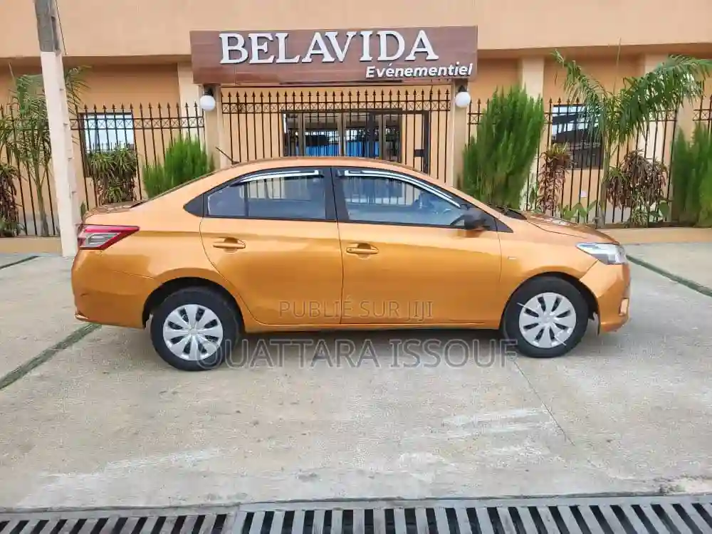 Toyota Yaris L Hatchback 3dr 2016 Jaune - Vue 7