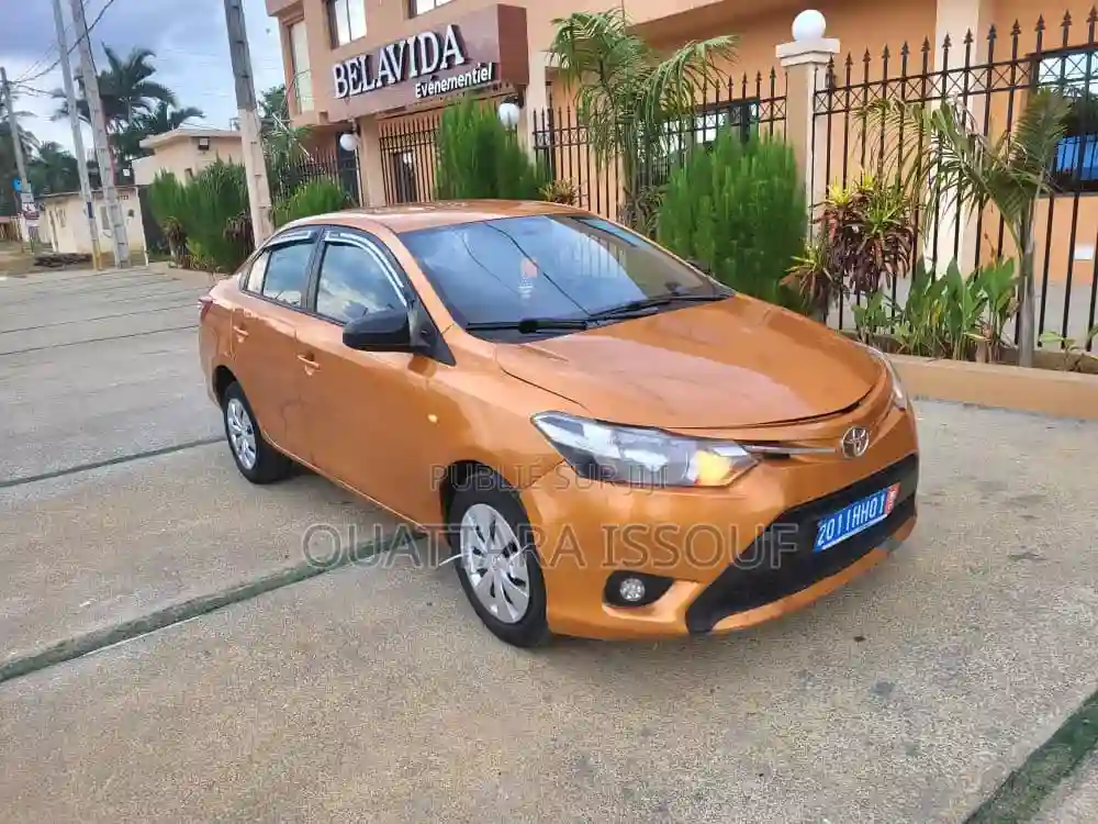 Toyota Yaris L Hatchback 3dr 2016 Jaune - Vue 8