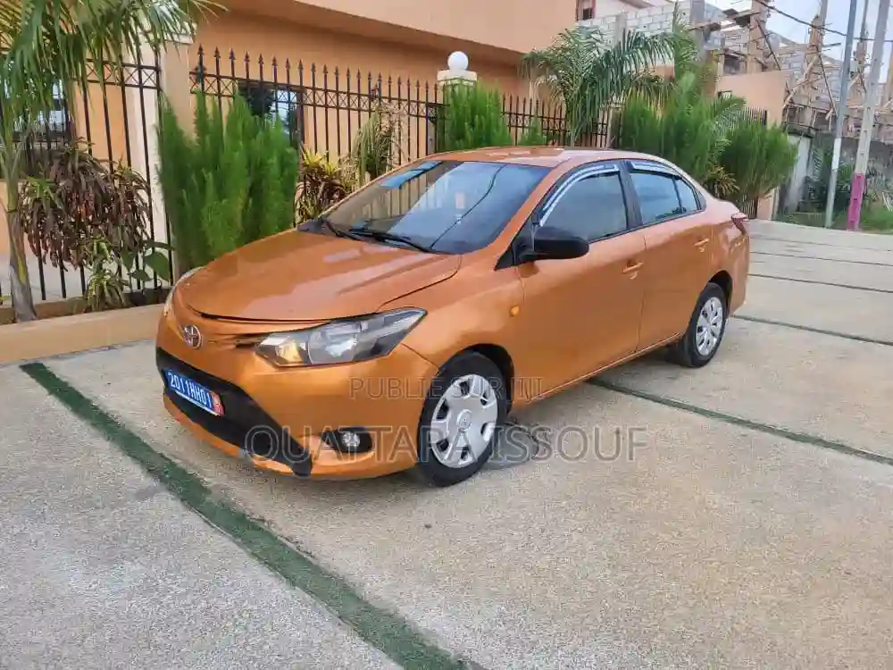 Toyota Yaris L Hatchback 3dr 2016 Jaune - Vue 9