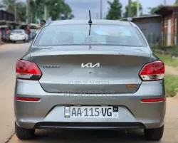 Kia Pegas 2022 Gris