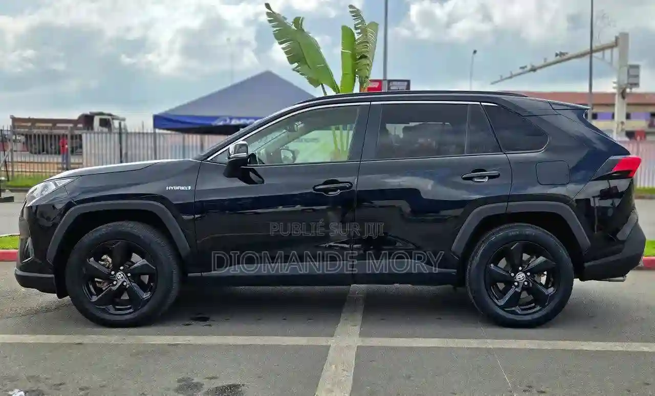 Toyota Rav4 XLE 2021 Noir - Vue 3