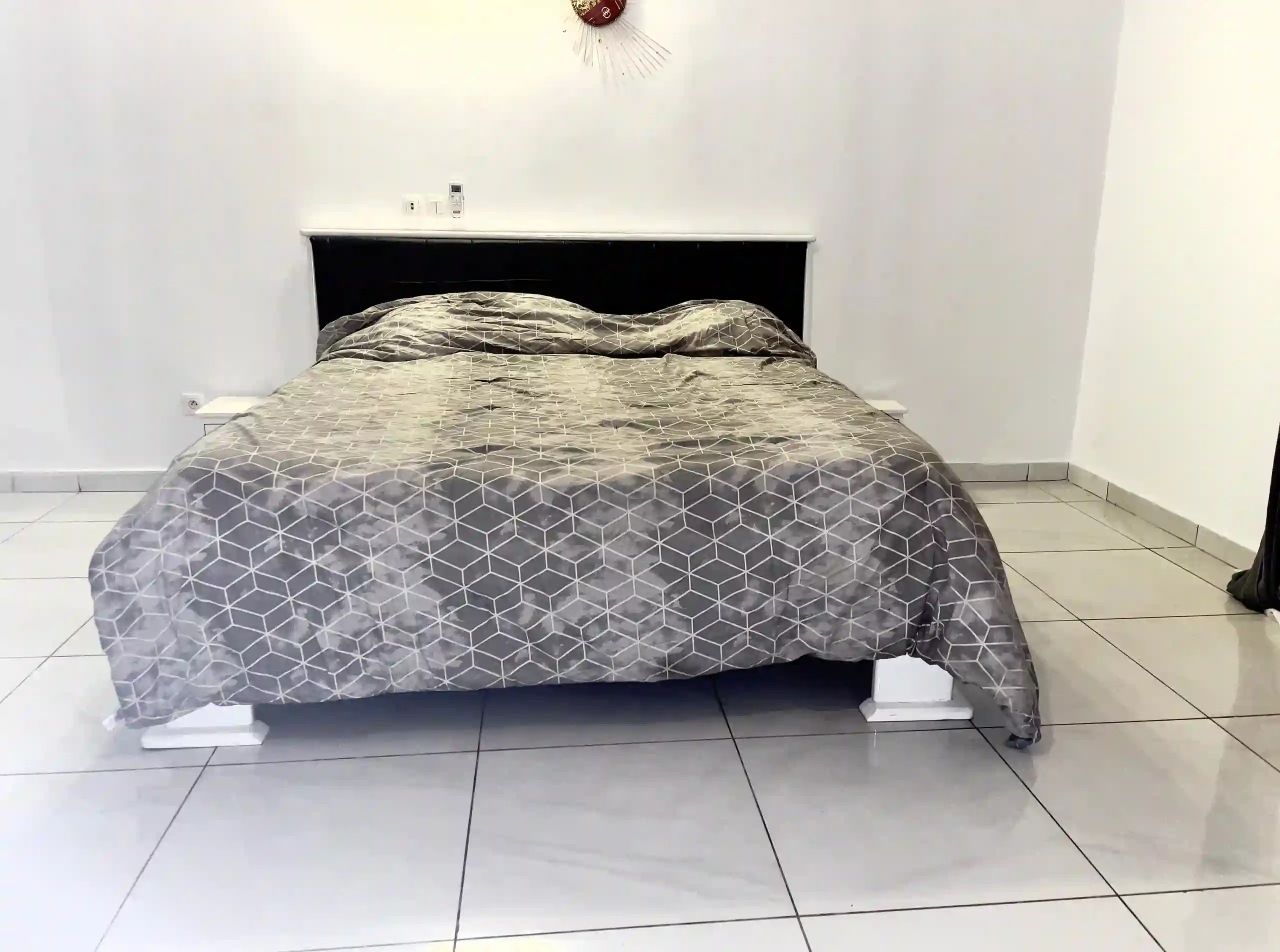APPARTEMENT MEUBLE DE 04 PIECES A COCODY ANGRE - Vue 3