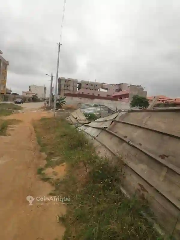 Terrain à L'angle de Rues à Cocody-angré - Vue 1