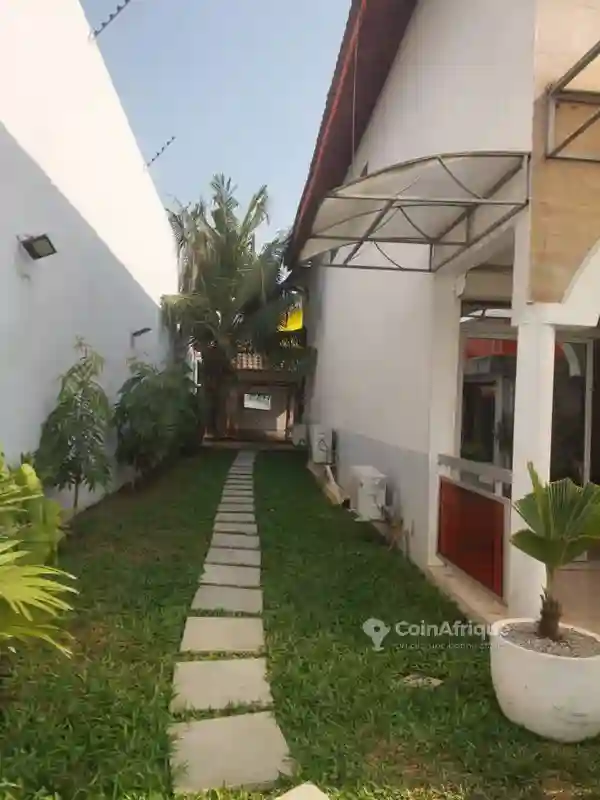 Vente Villa Duplex 8pièces Avec Piscine à Cocody les Arcades 3 - Vue 3