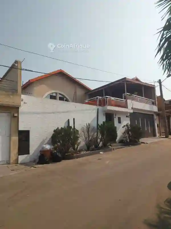 Vente Villa Duplex 8pièces Avec Piscine à Cocody les Arcades 3 - Vue 4