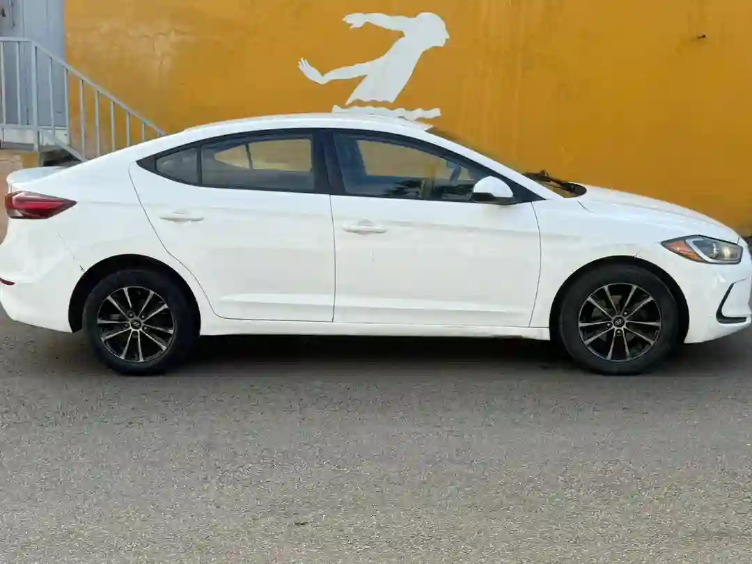 HYUNDAI ELANTRA EN VENTE 