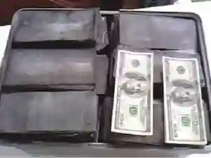 nettoyage de billet de banque noir et vert 