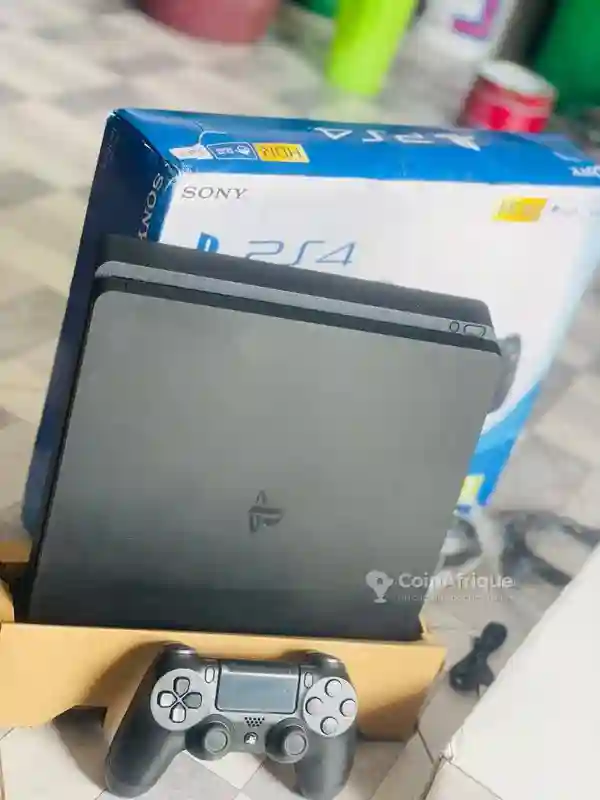 Playstation 4 Slim - Vue 2